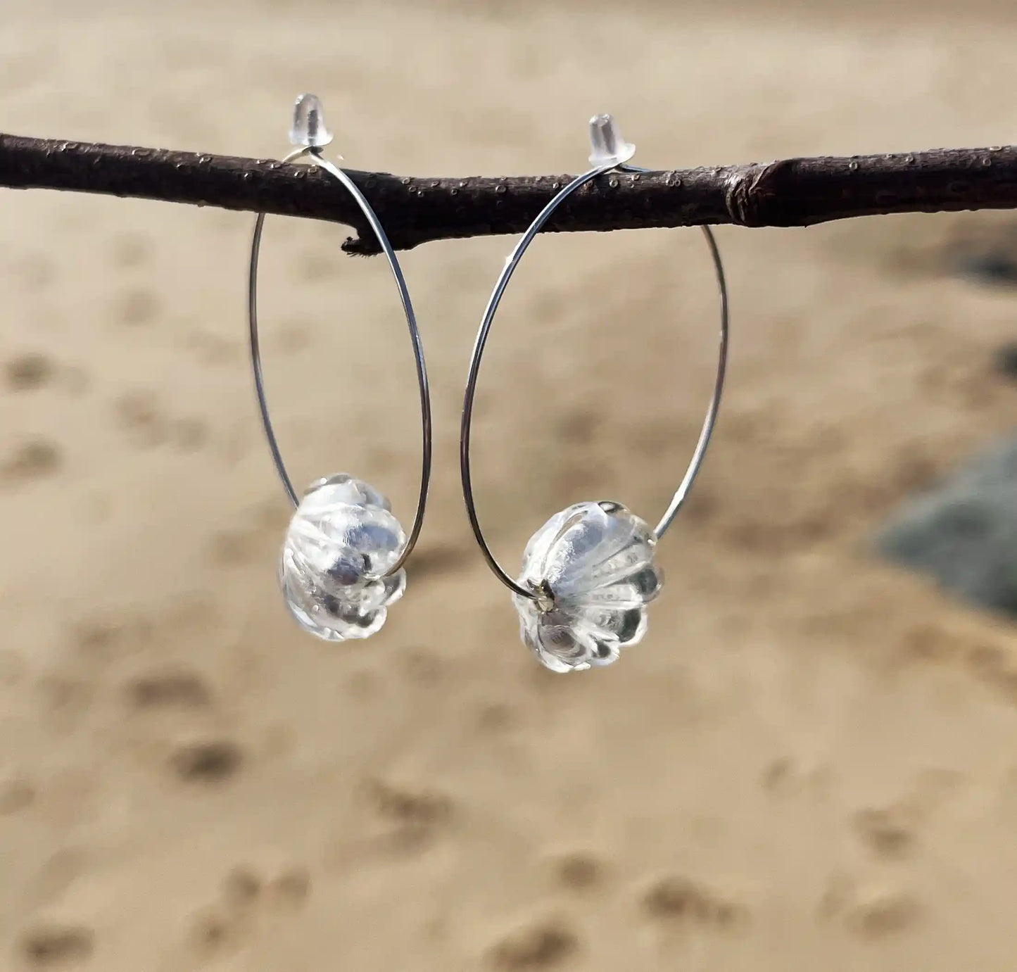 boucles d'oreilles créole suspendue à un morceau de bois