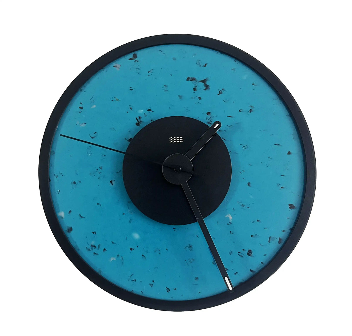 Horloge design bleu tachetée de noirs.
