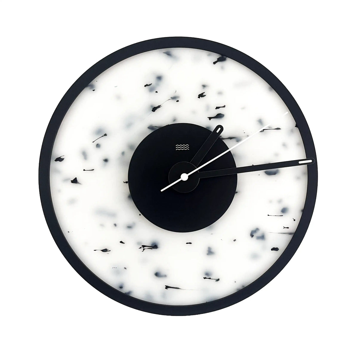 Horloge design blanche tachetée de noirs.