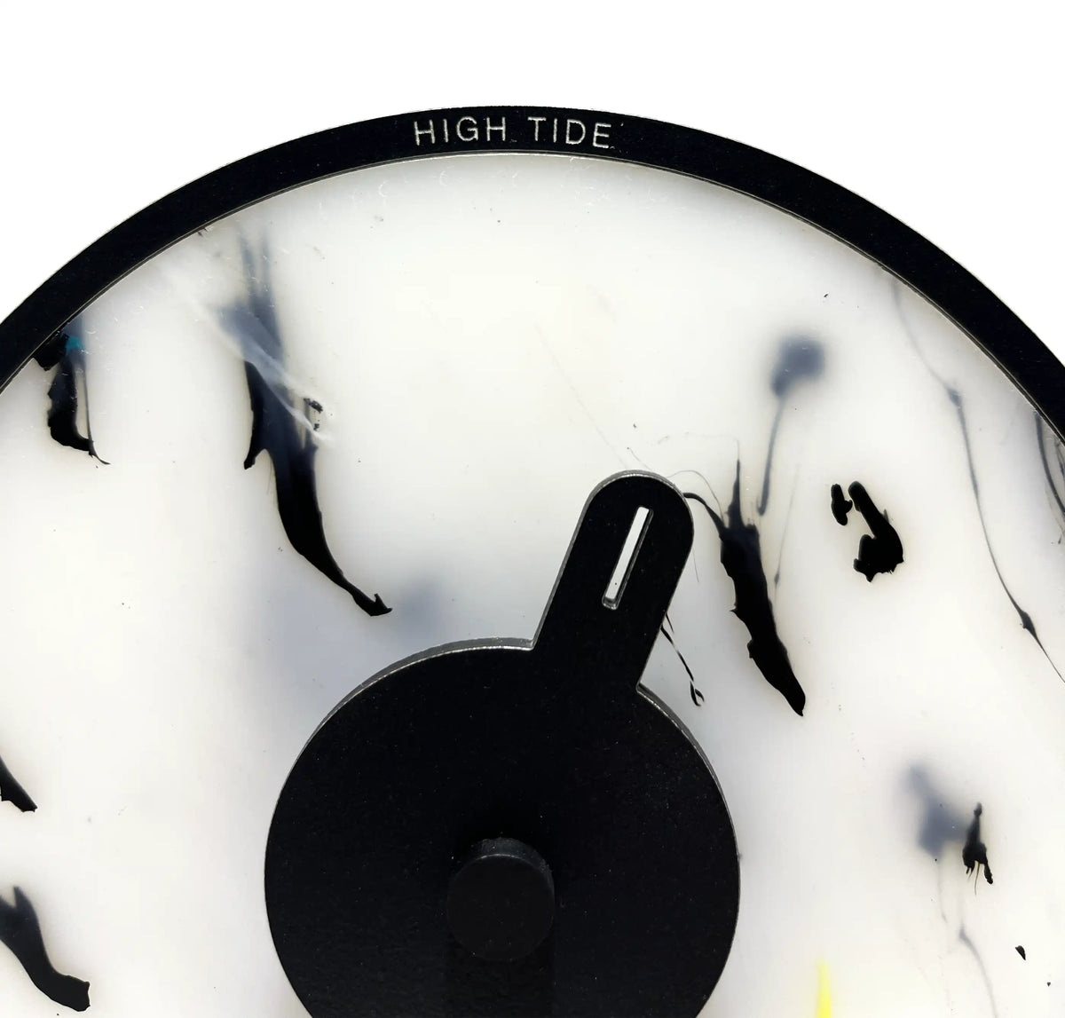 horloge des marées noir et blanc design sur pied