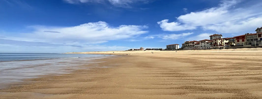ocean et plage de sable blanc, ciel bleu 