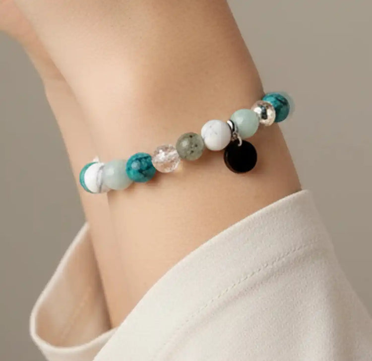 femme portant un bracelet en perles