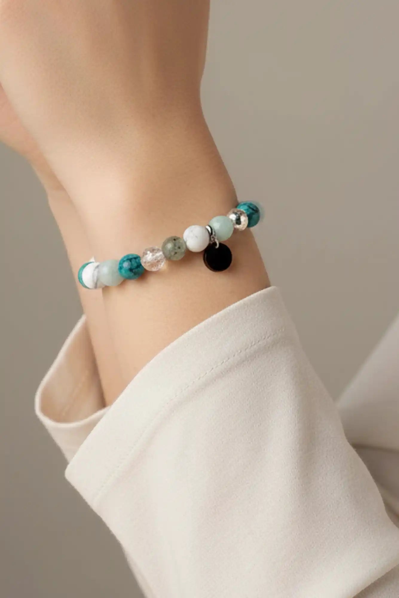 femme portant un bracelet en perles