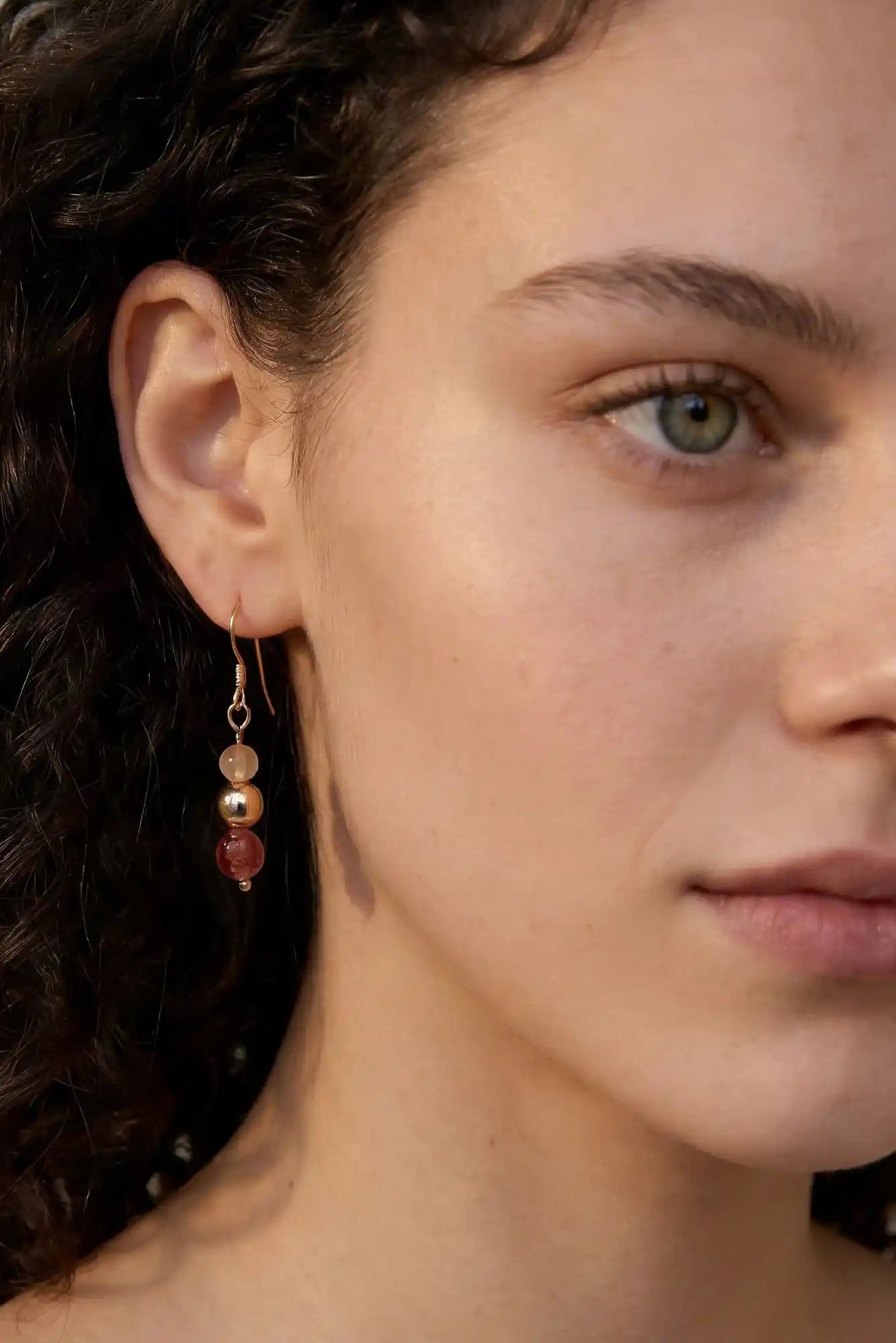 femme avec boucles d'oreilles pendantes 
