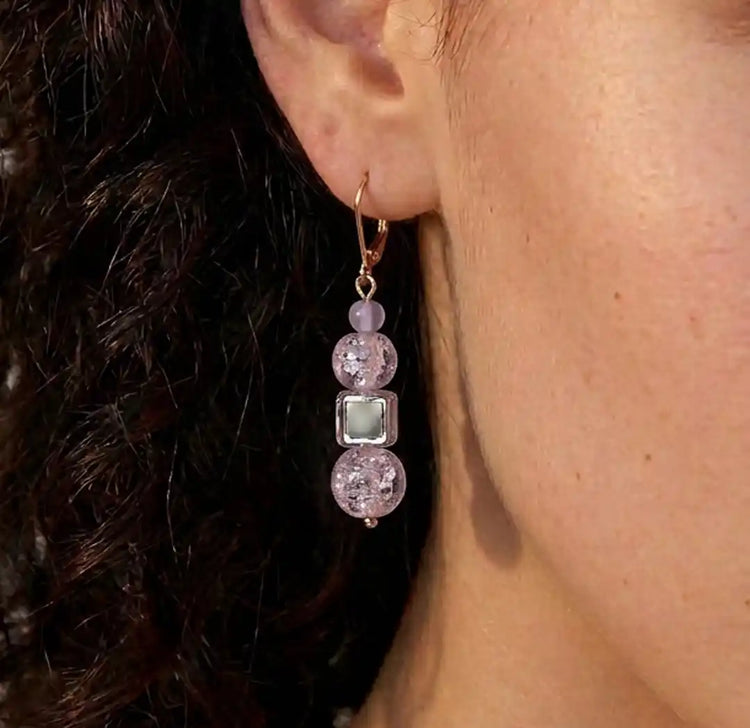 femme avec boucles d'oreilles pendantes 