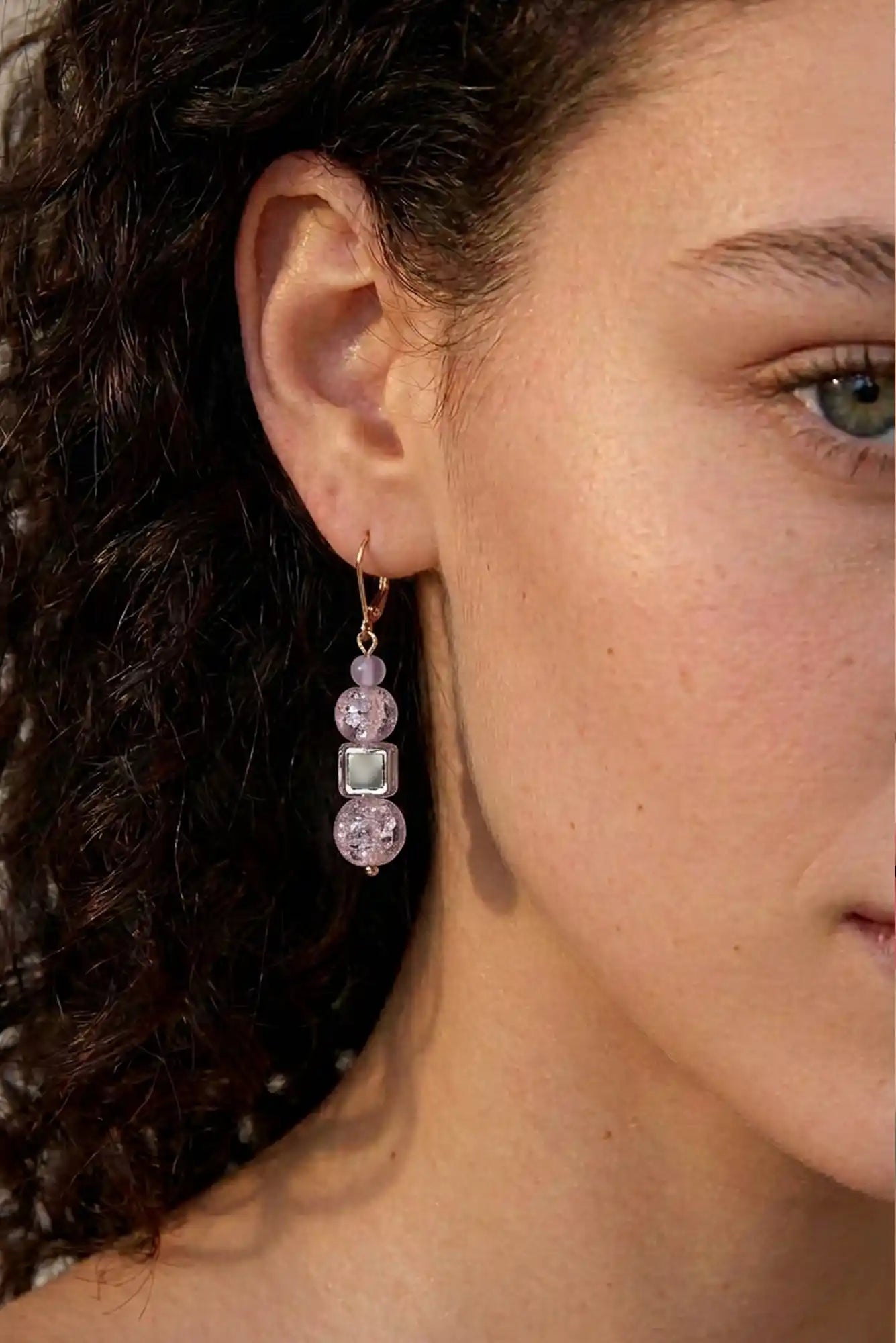 femme avec boucles d'oreilles pendantes 