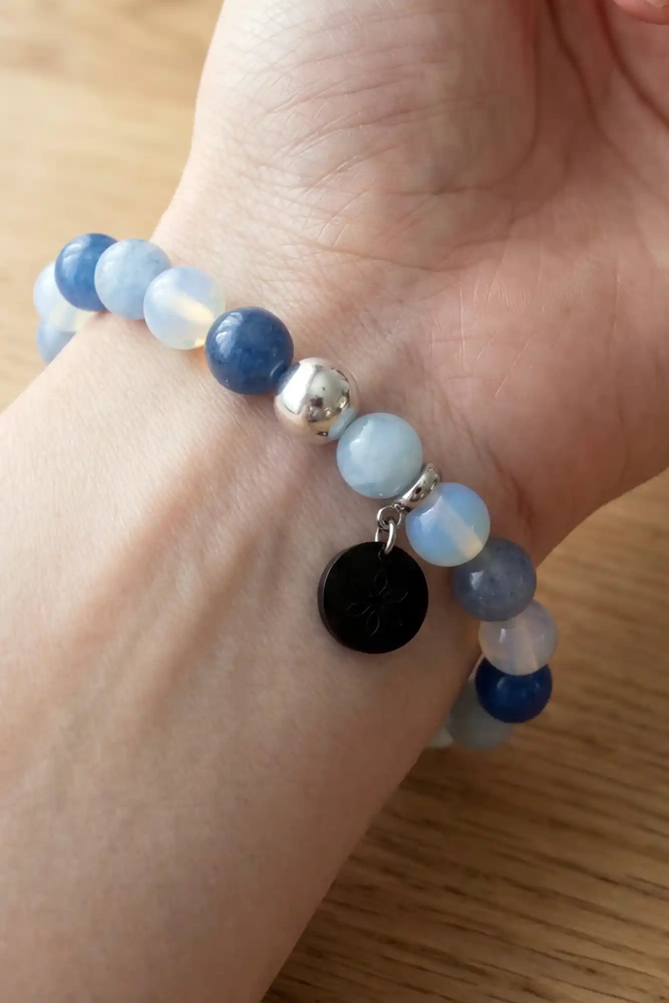 femme portant un bracelet en perles