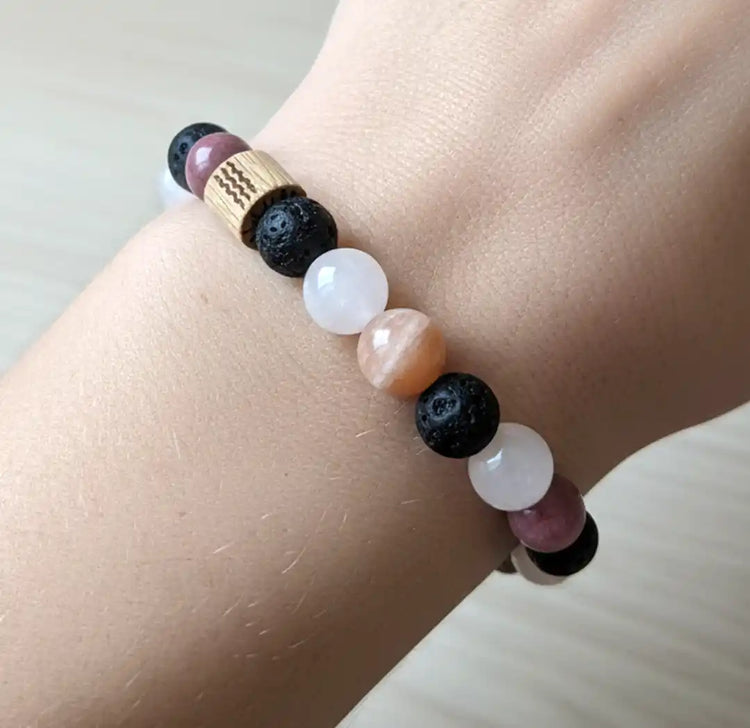 femme portant un bracelet en perles