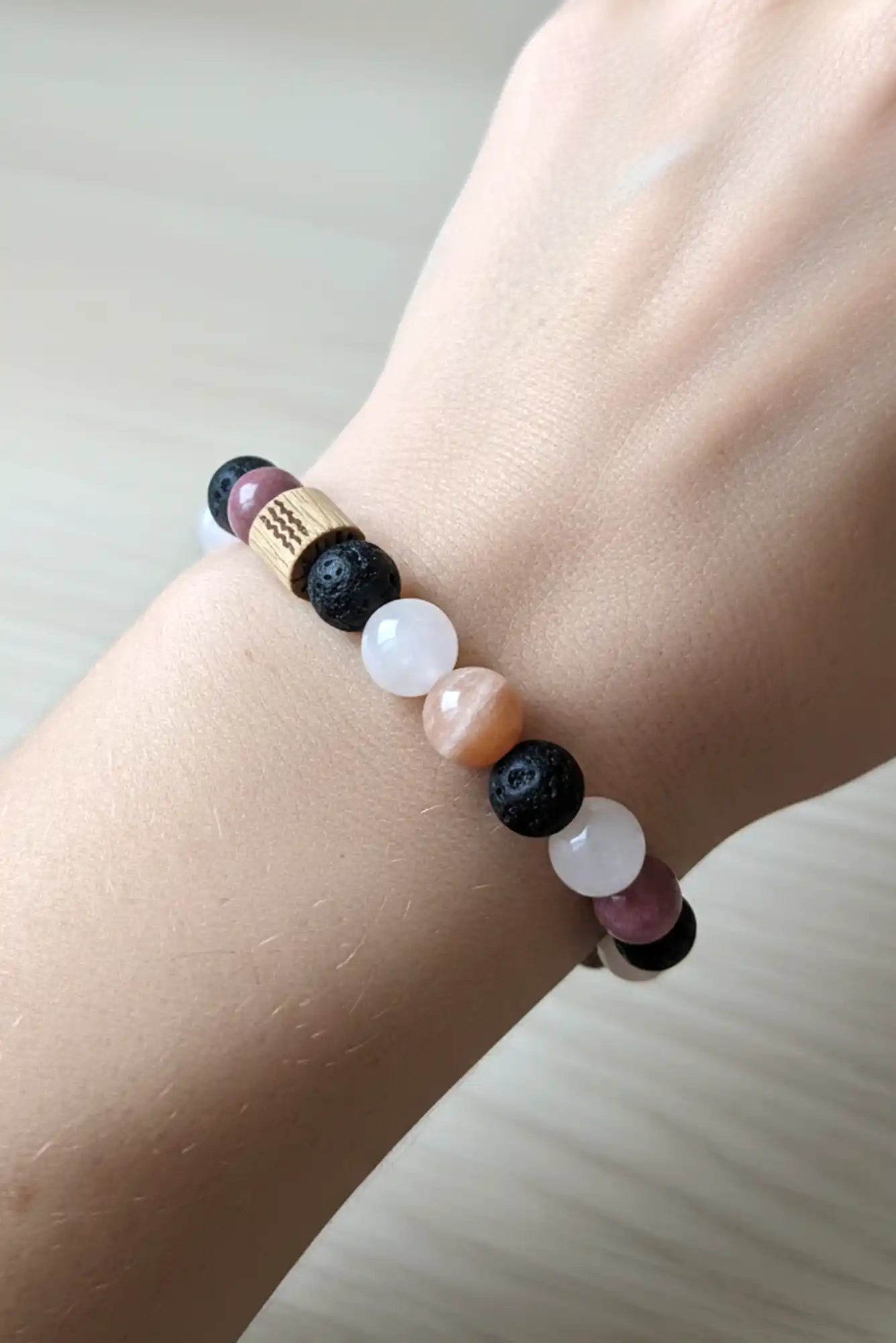 femme portant un bracelet en perles