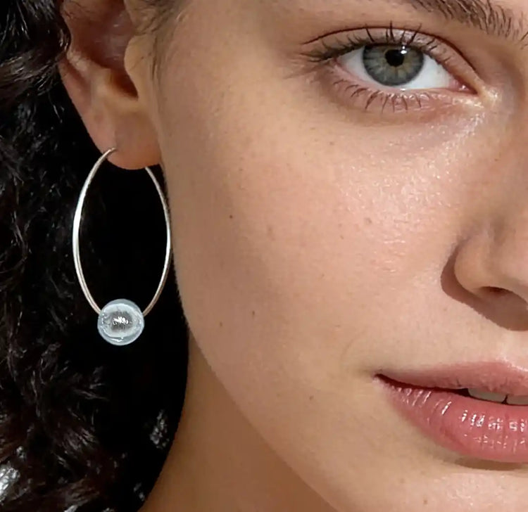 femme avec boucles d'oreilles murano