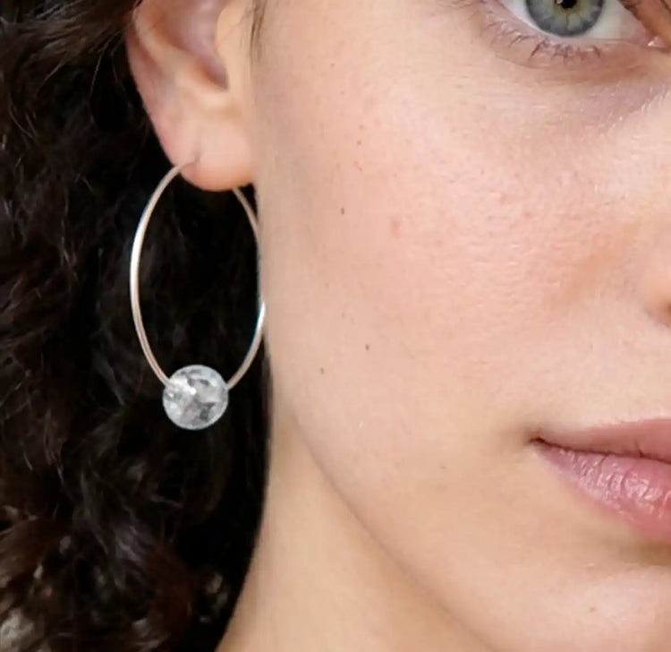 femme avec boucles d'oreilles murano