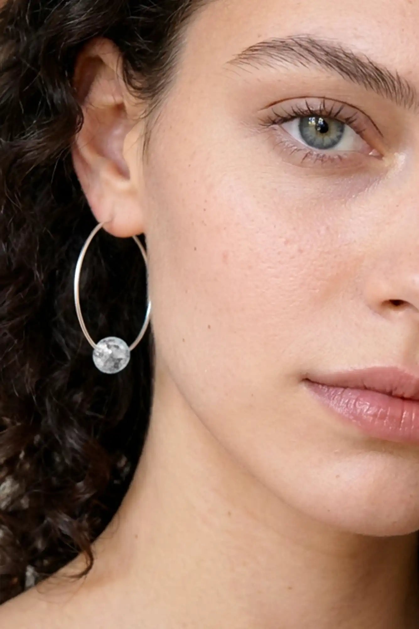 femme avec boucles d'oreilles murano