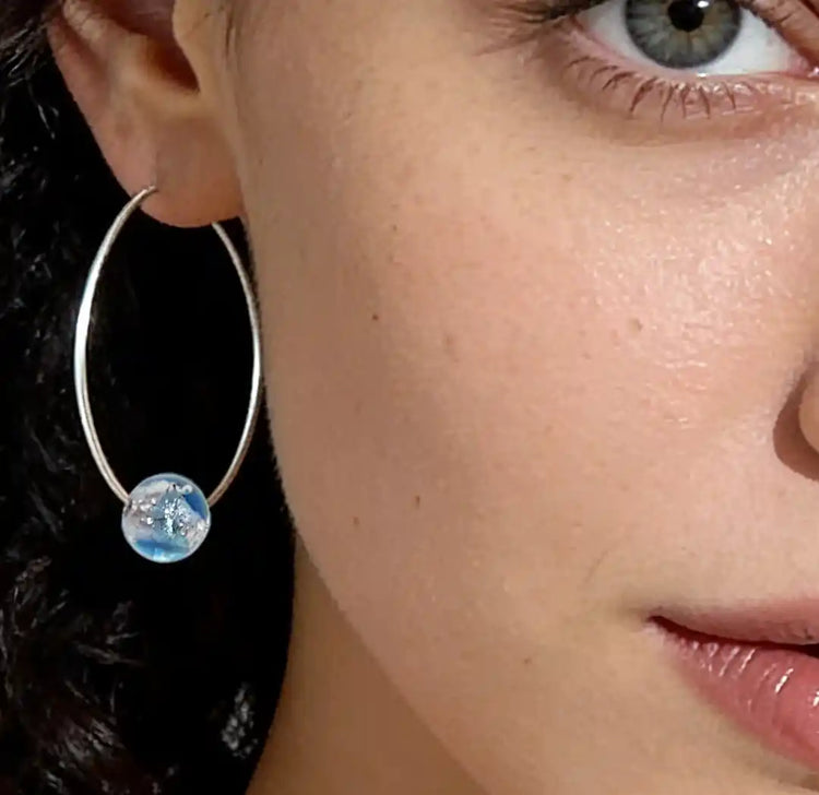 femme avec boucles d'oreilles murano