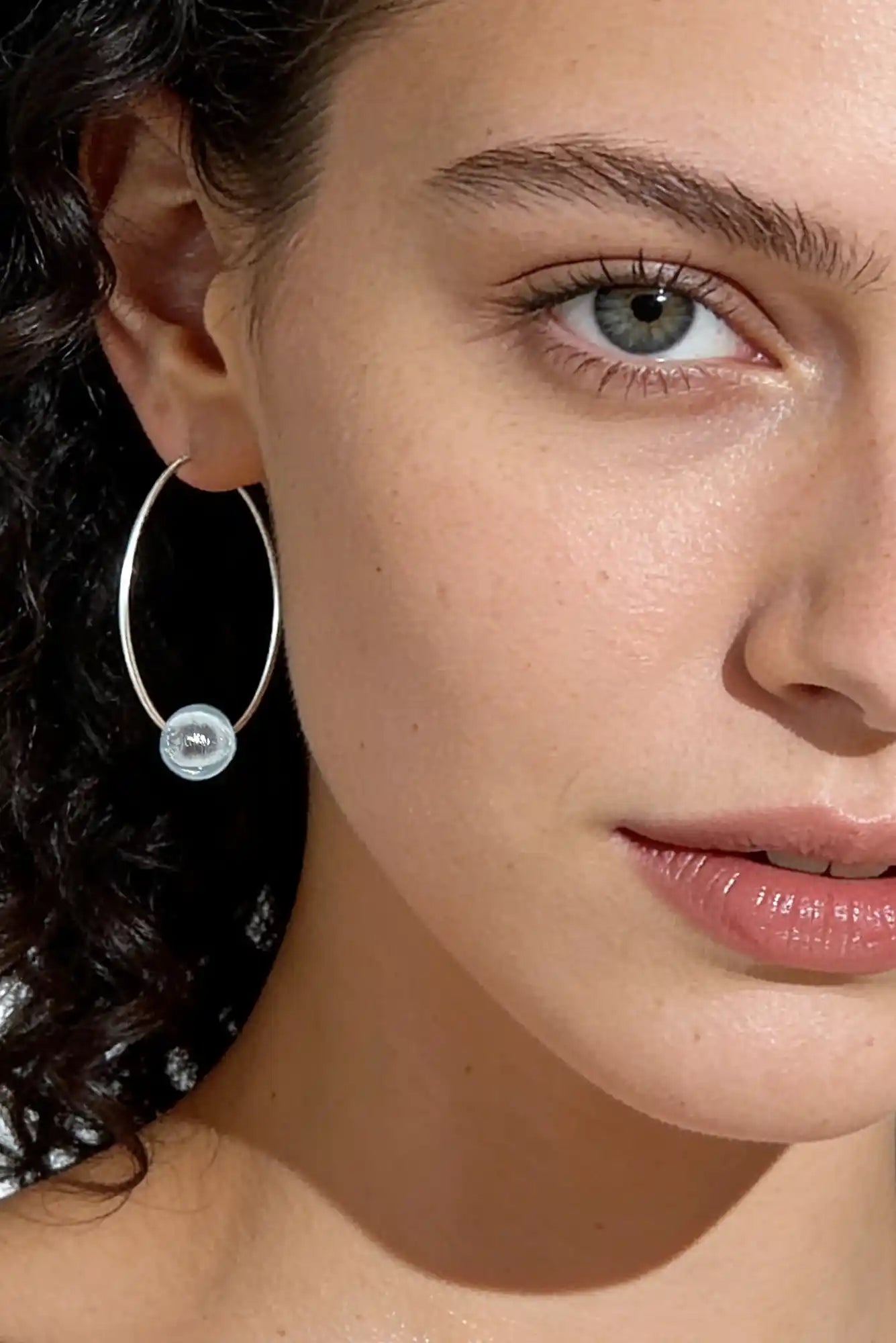 femme avec boucles d'oreilles murano