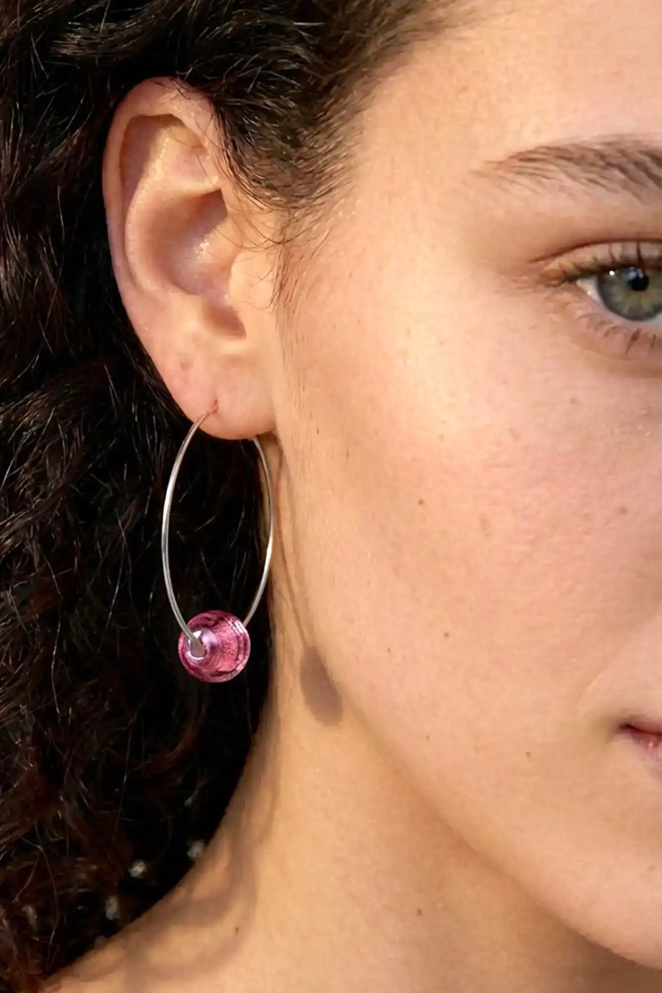 femme avec boucles d'oreilles créoles