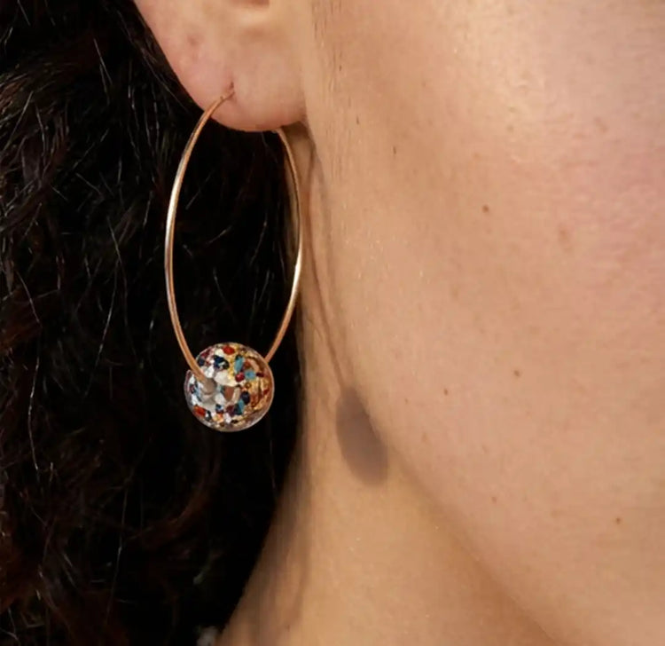 femme avec boucles d'oreilles créoles