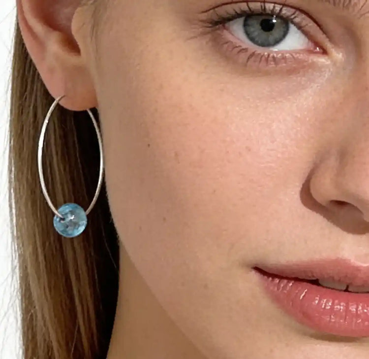 femme avec boucles d'oreilles murano