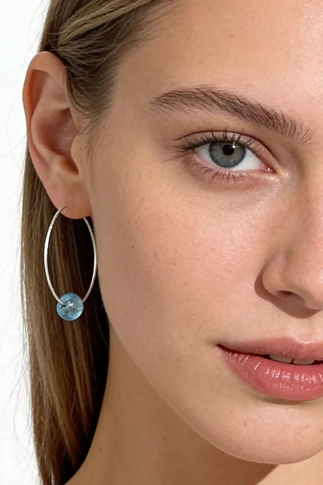 femme avec boucles d'oreilles murano