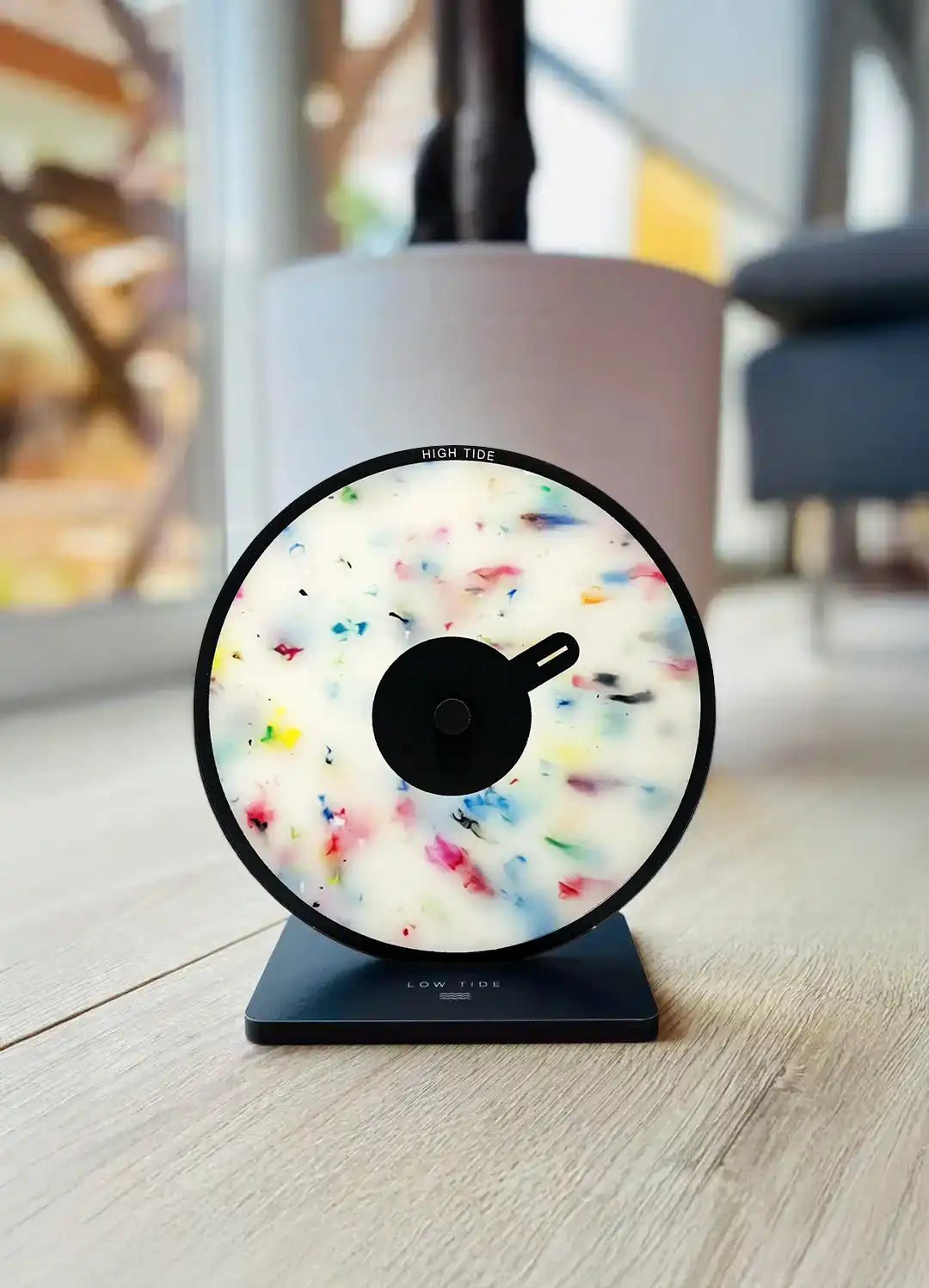 horloge des marées The Wave Beach plastique upcyclé plages landaises posée au sol