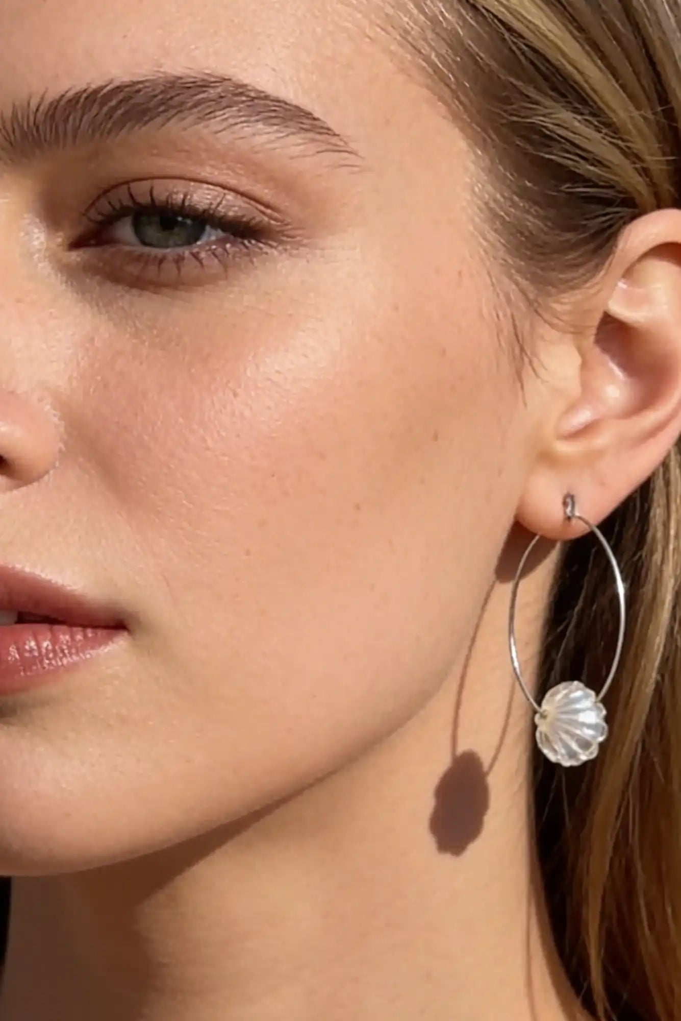 femme avec boucles d'oreilles créoles