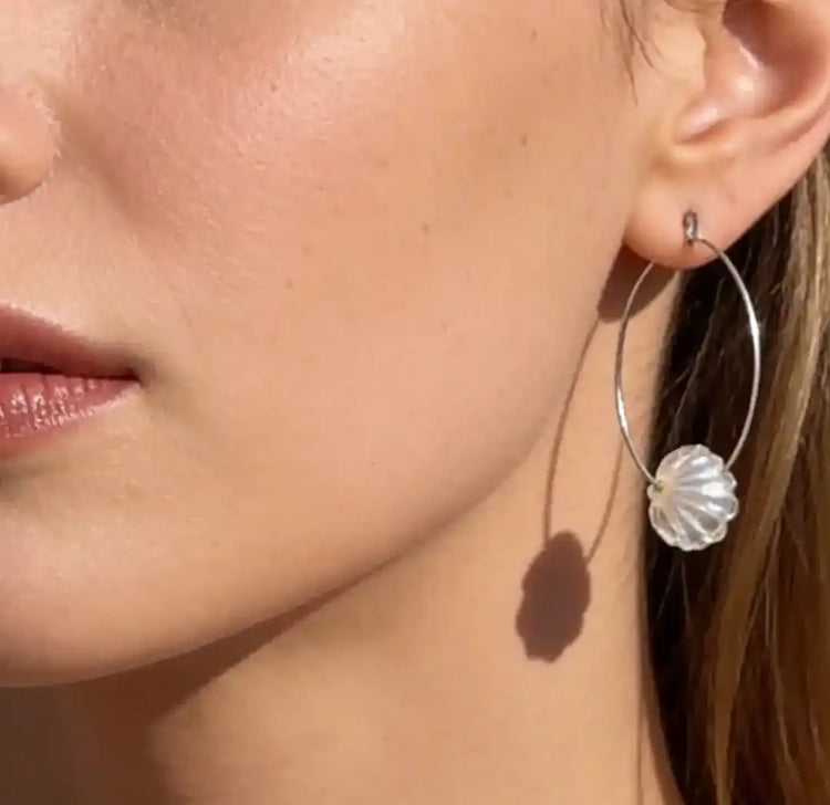 femme avec boucles d'oreilles créoles