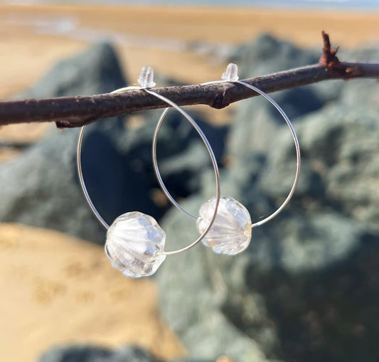 boucles d'oreilles créole suspendue à un morceau de bois