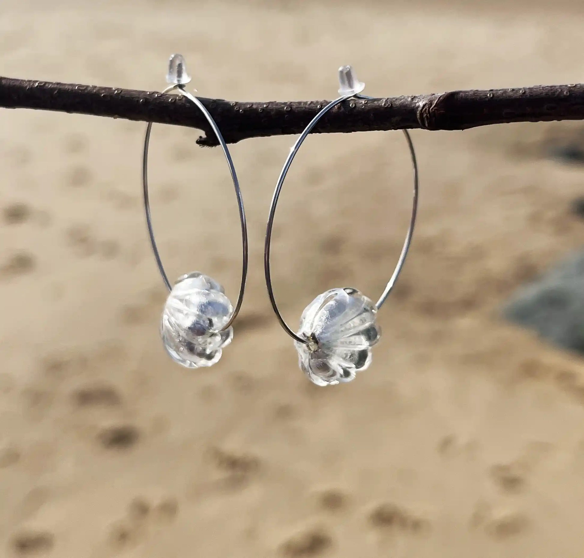 boucles d'oreilles créole suspendue à un morceau de bois
