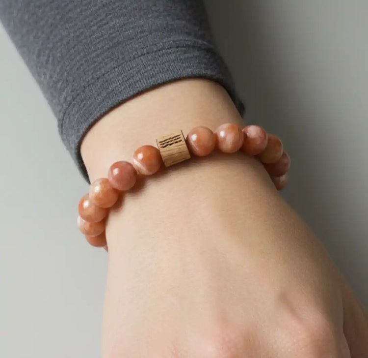 femme portant un bracelet en perles