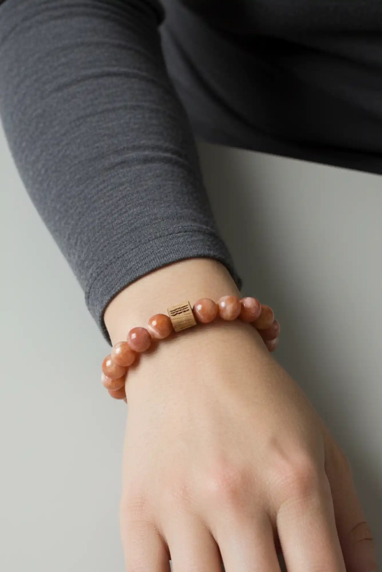 femme portant un bracelet en perles