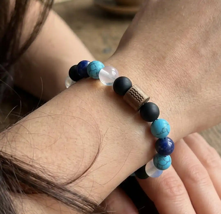 femme portant un bracelet en perles