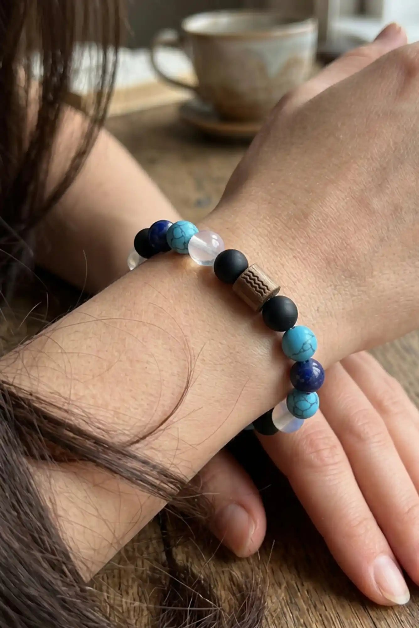 femme portant un bracelet en perles