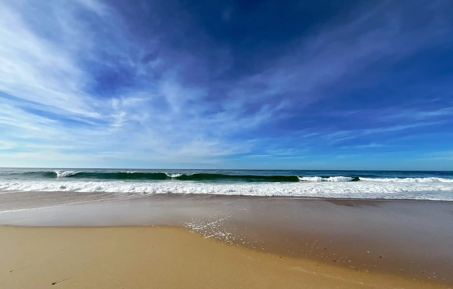 petite vague qui casse sur le sable