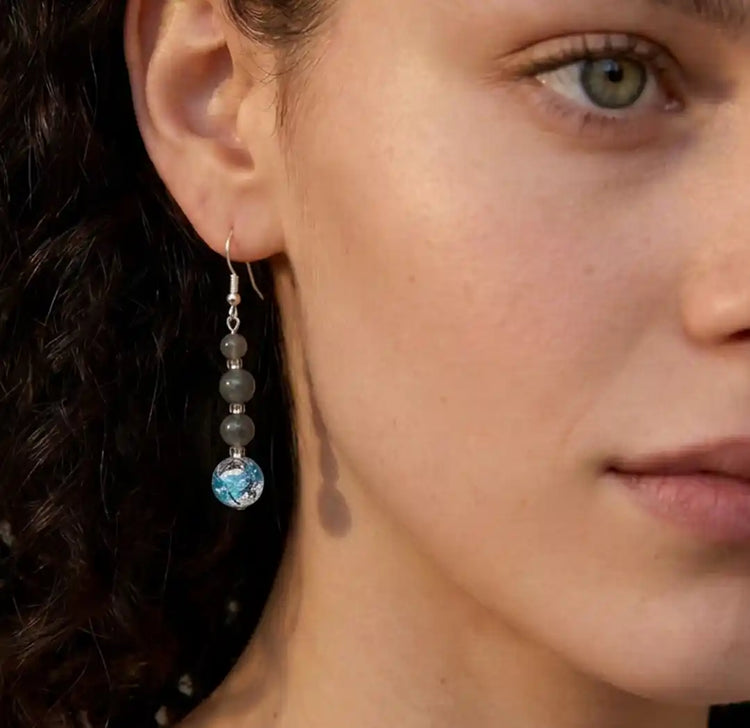 femme avec boucles d'oreilles pendantes 