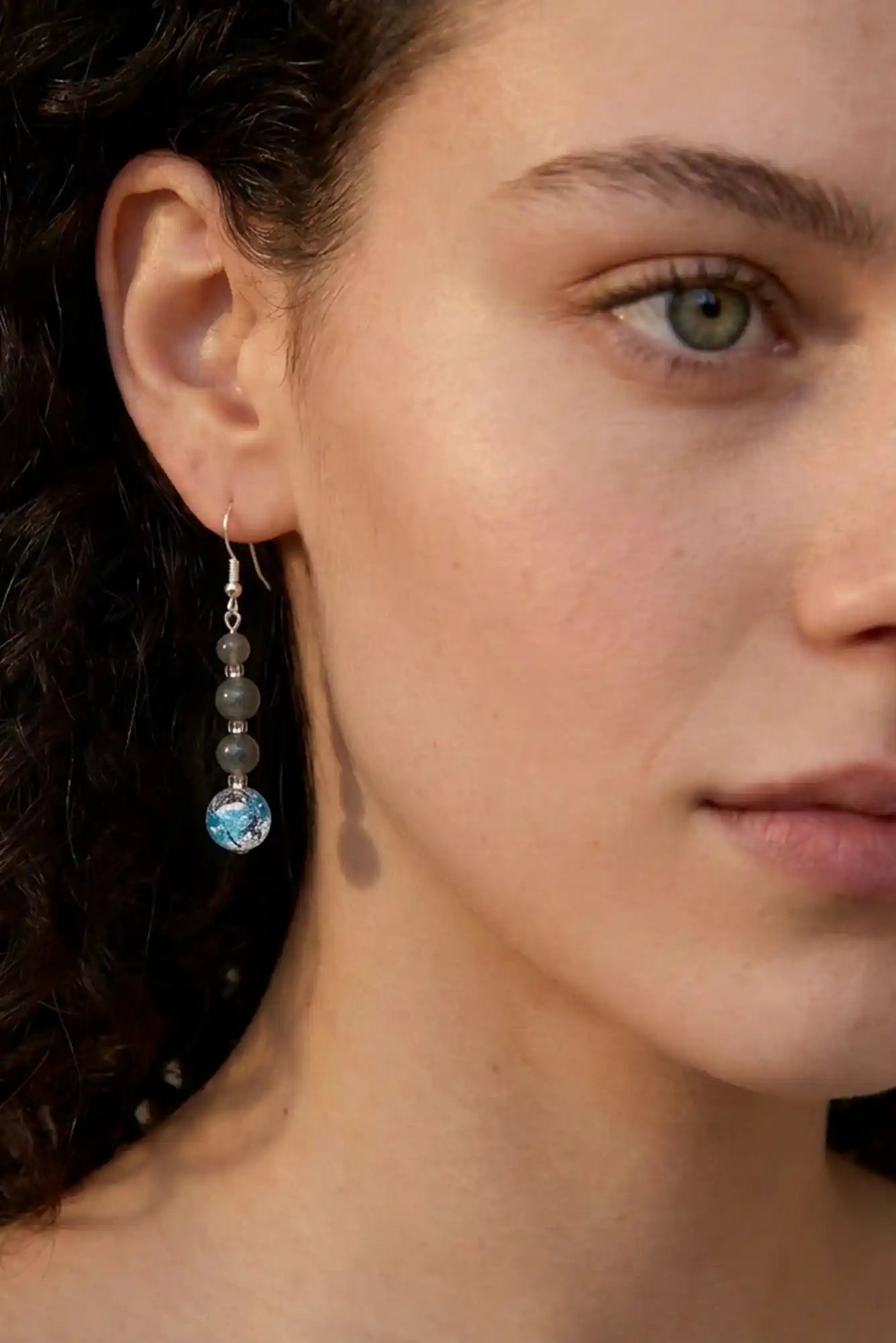 femme avec boucles d'oreilles pendantes 