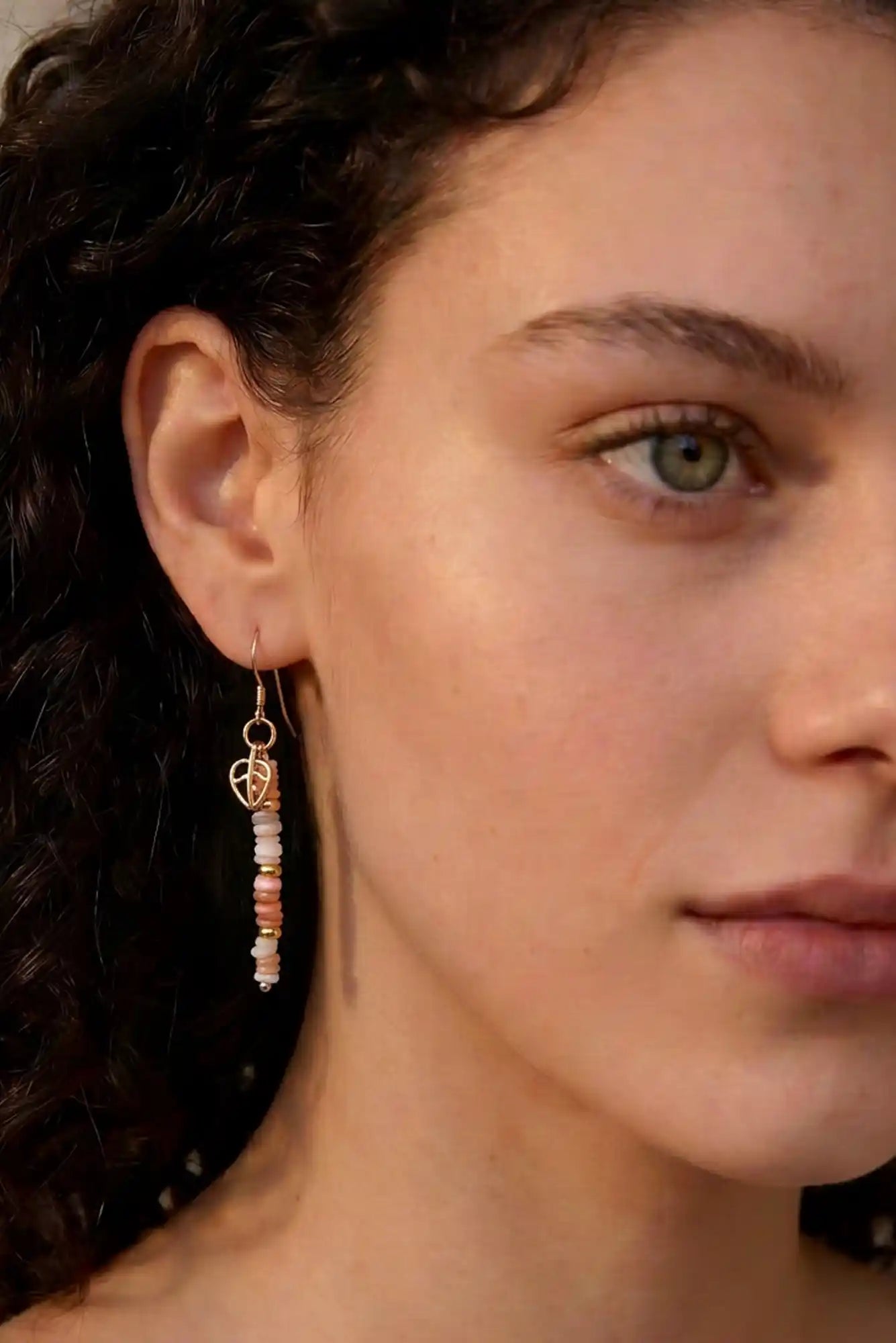femme avec boucles d'oreilles perles