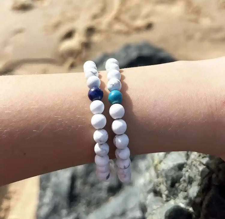 bracelet de perles blanche porté au poignet