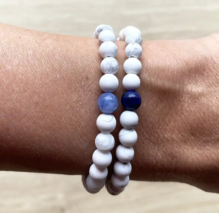deux bracelets de perles blanche 