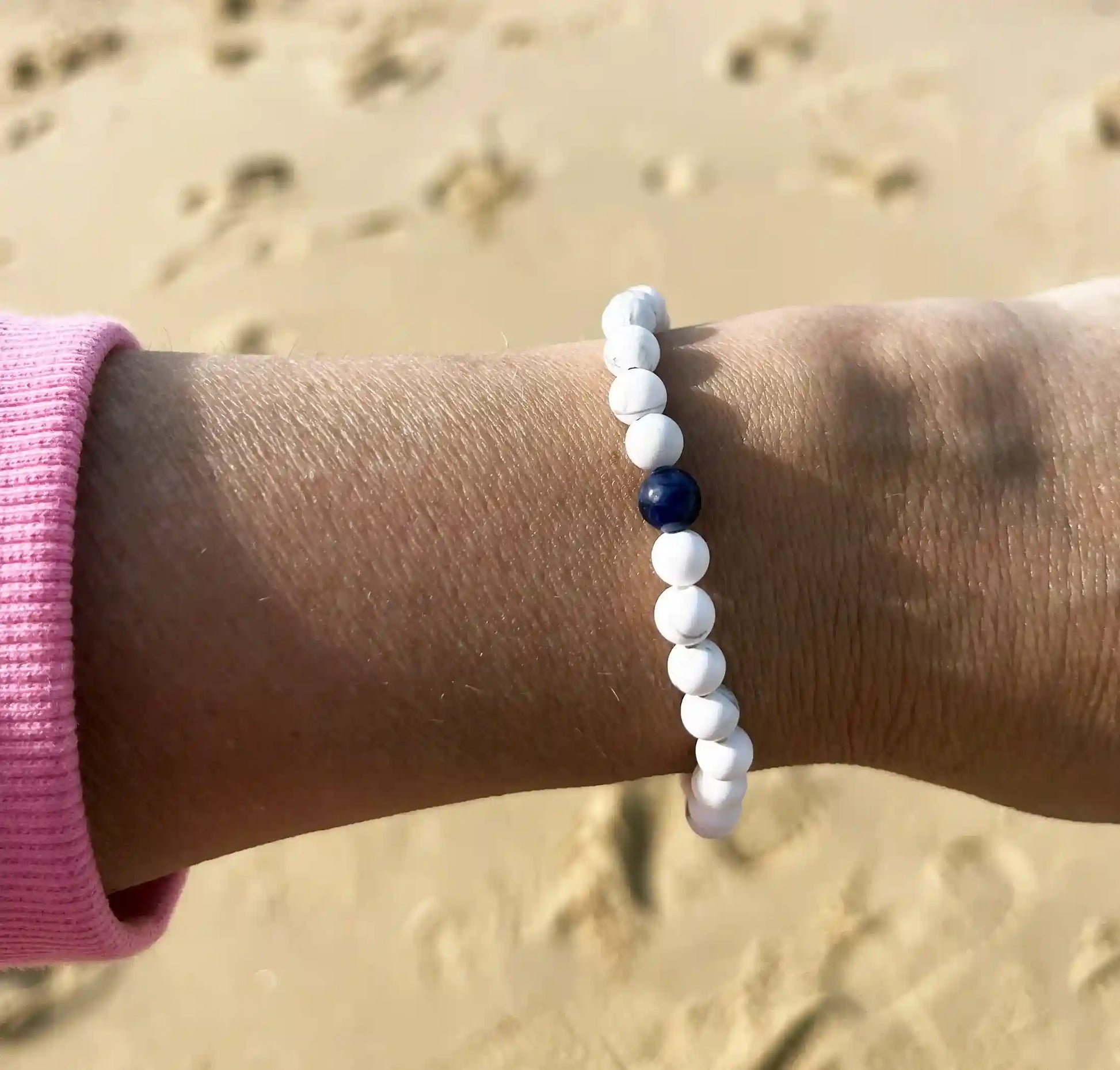 bracelet de perles blanche porté au poignet