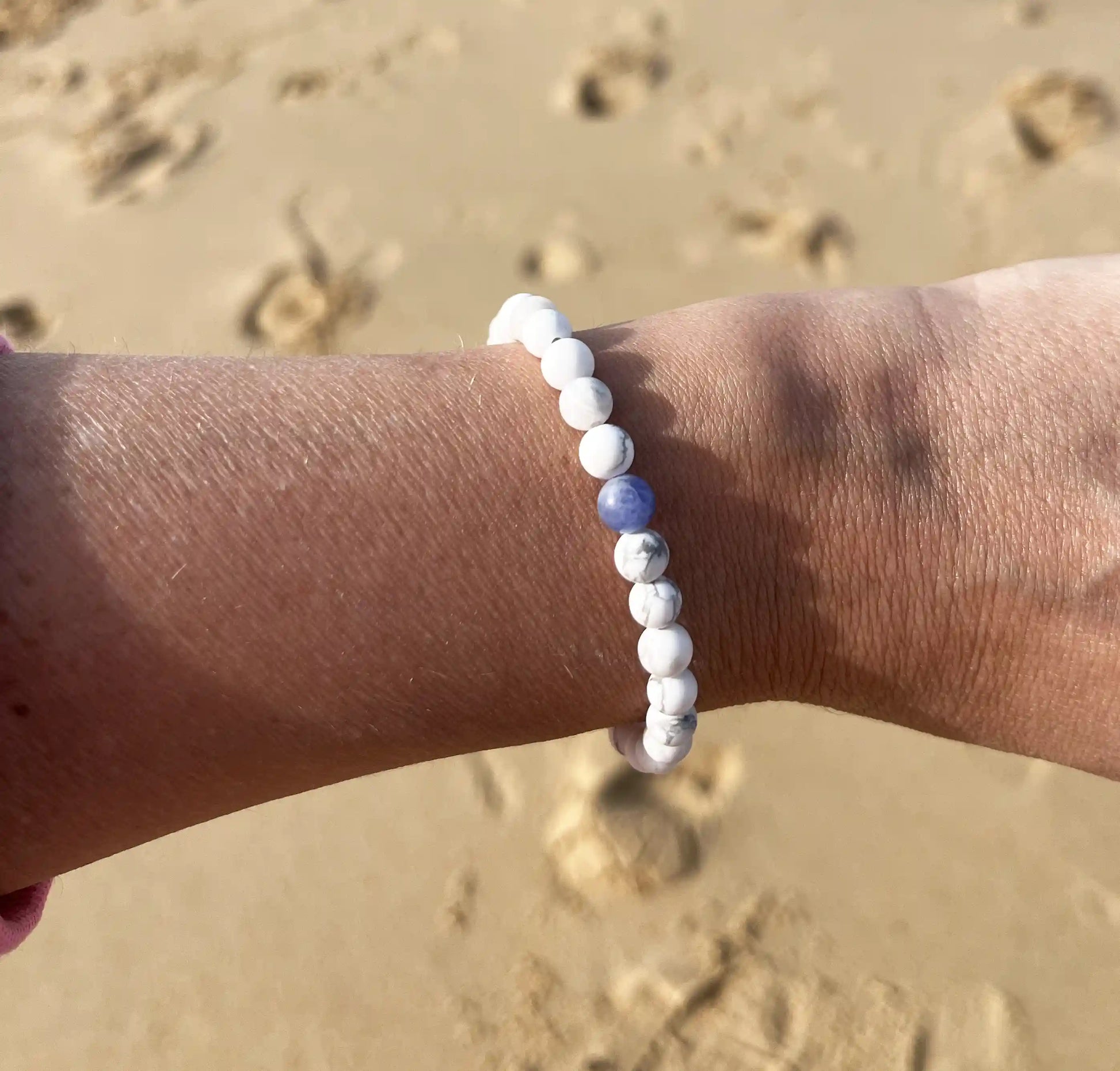 bracelet de perles blanche porté au poignet