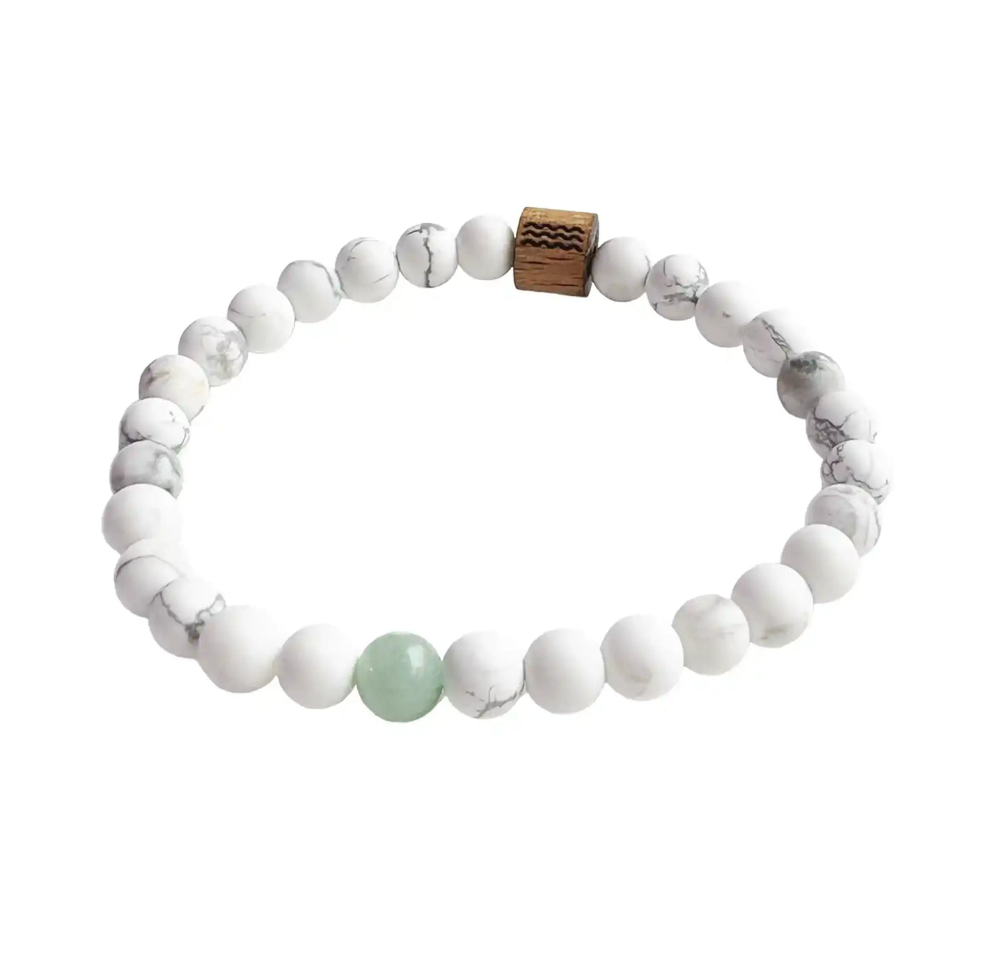 bracelet de perles blanche avec une perle verte au centre
