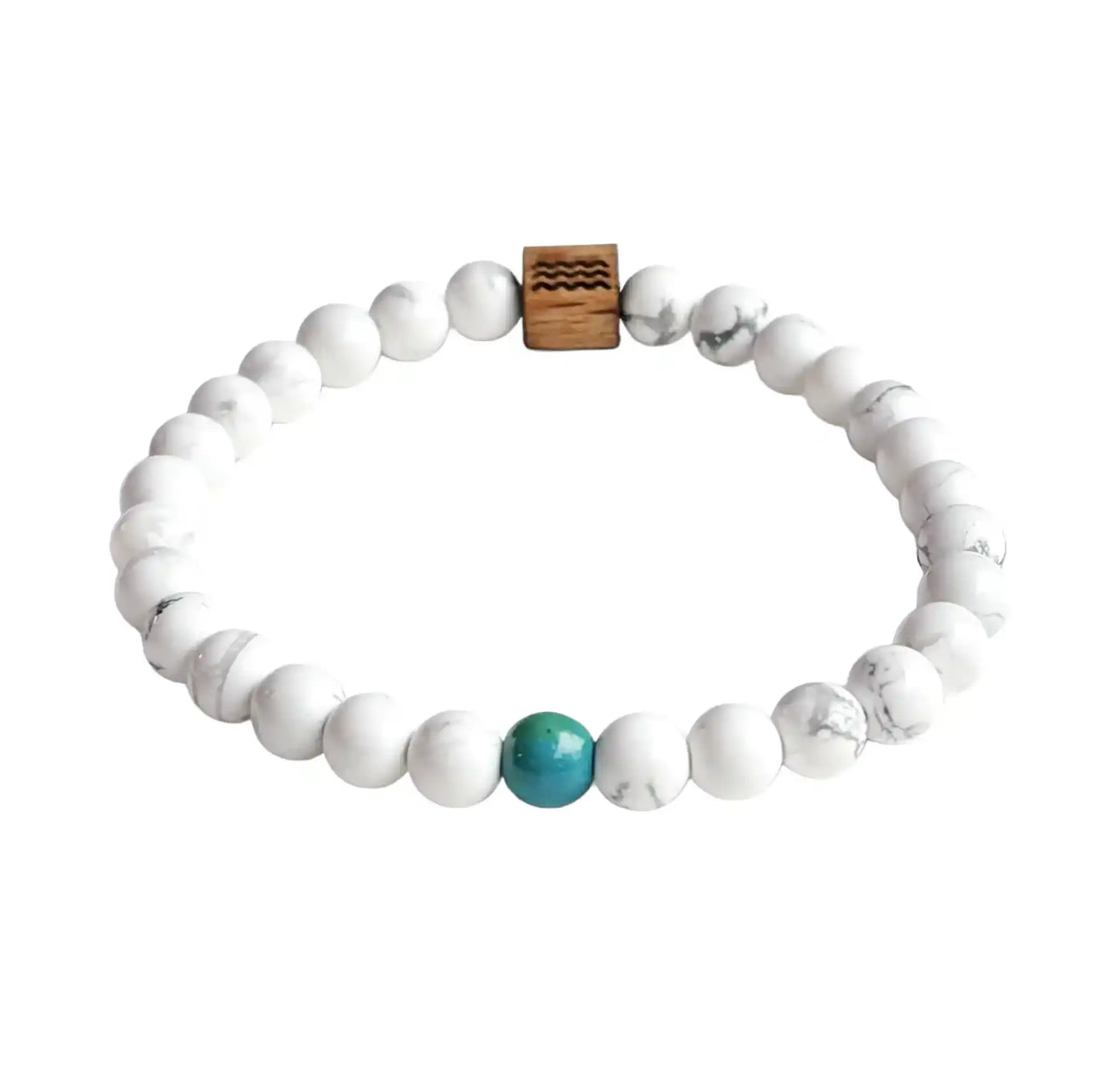 bracelet de perles blanche avec une perle vert au centre