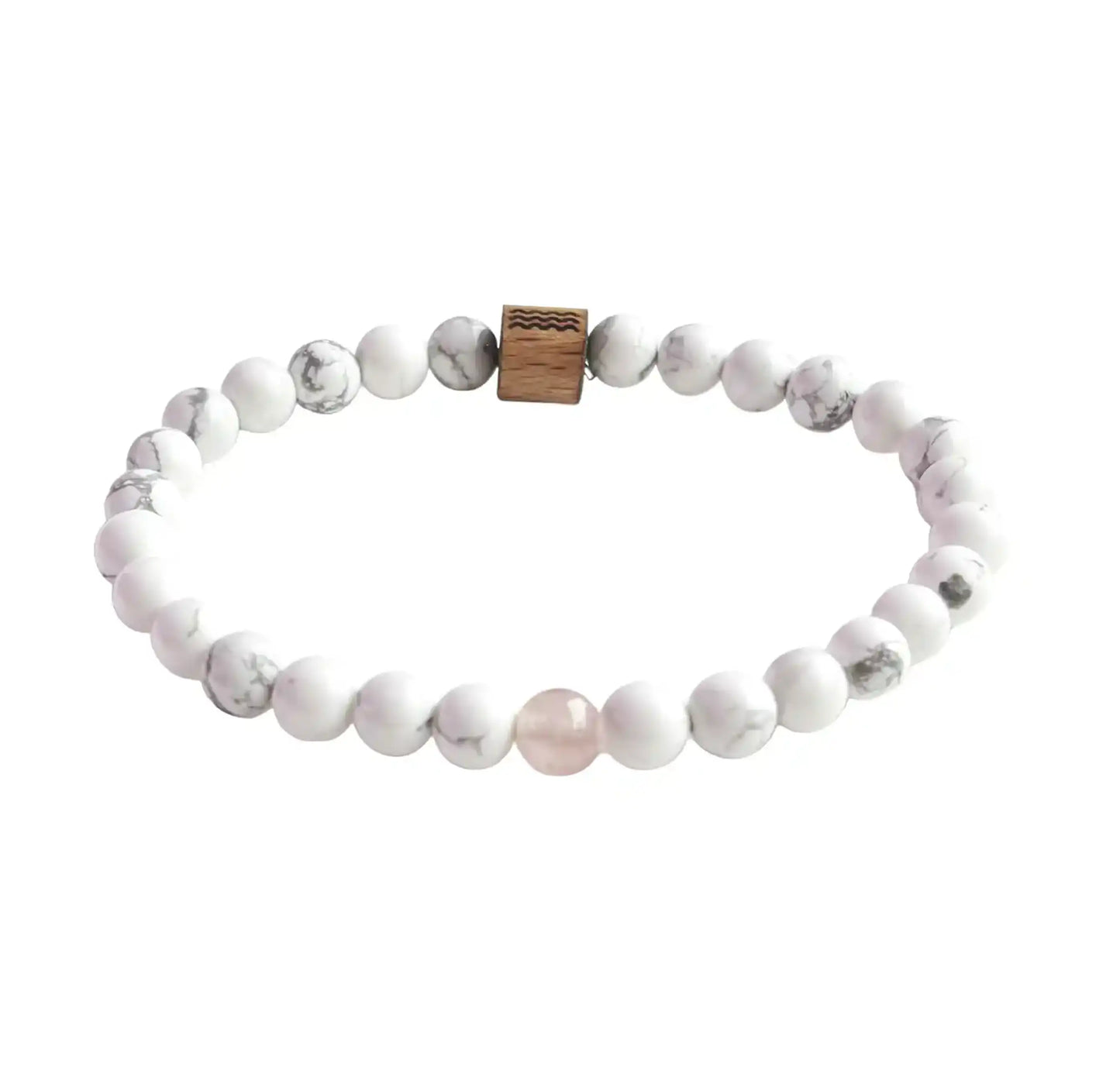 bracelet de perles blanche avec une perle rose au centre