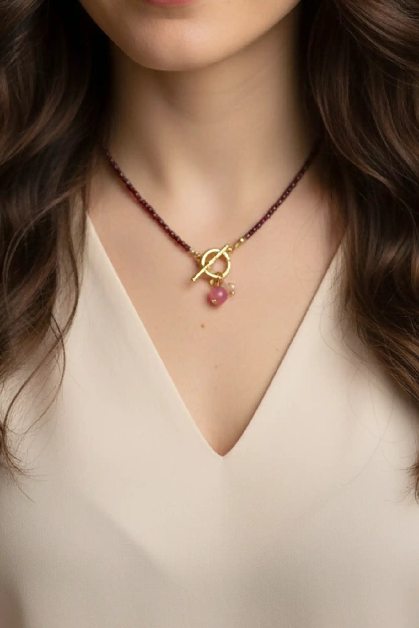 femme portant  un collier de perles