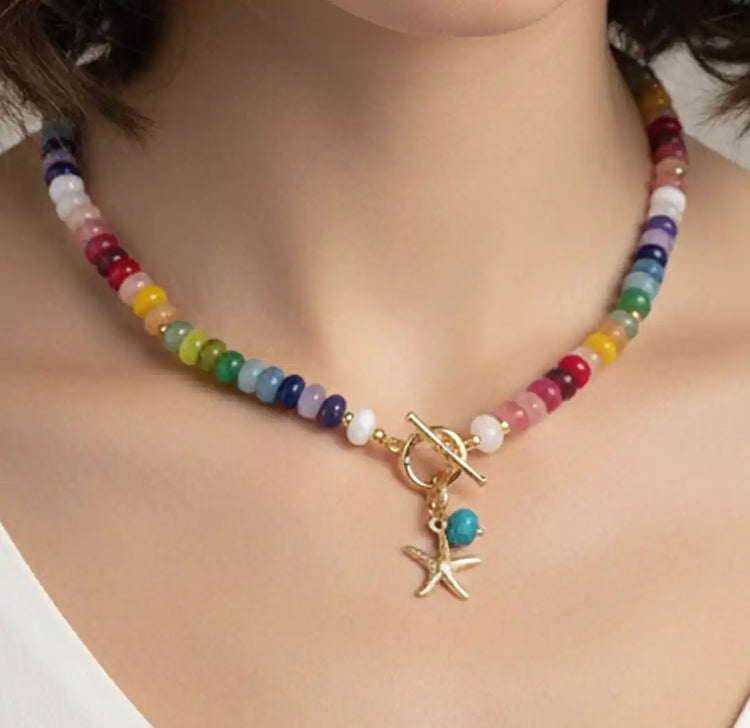 femme portant  un collier de perles