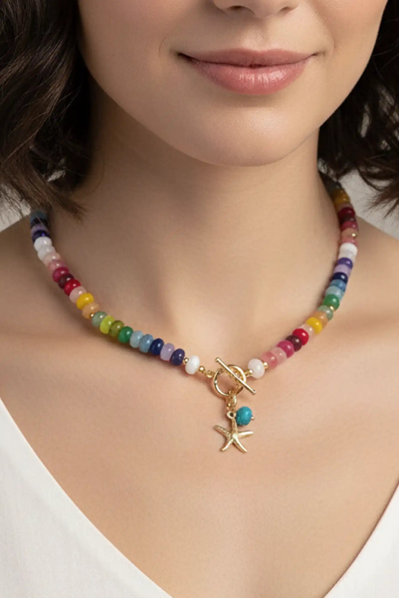 femme portant  un collier de perles