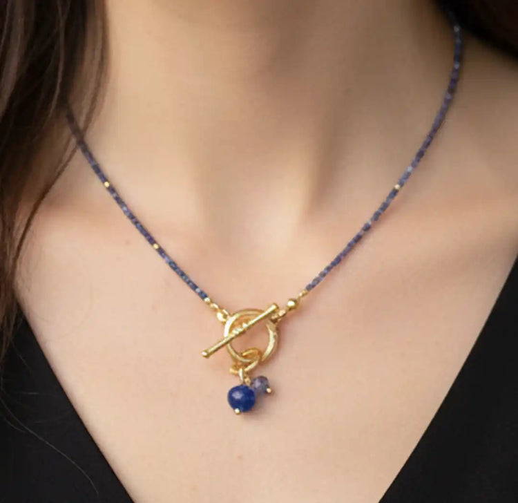 femme portant  un collier de perles
