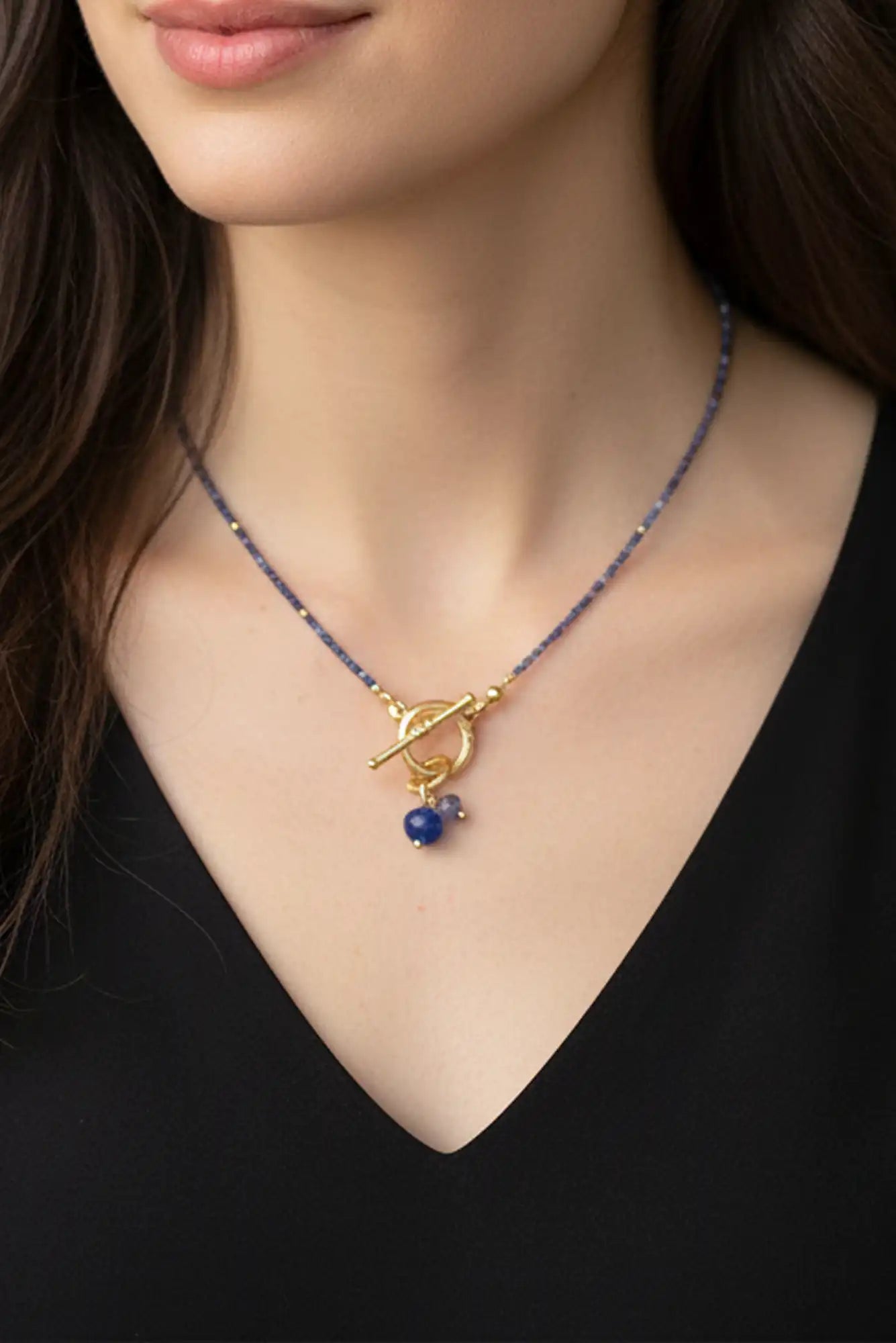 femme portant  un collier de perles