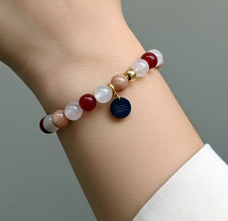 femme portant un bracelet en perles
