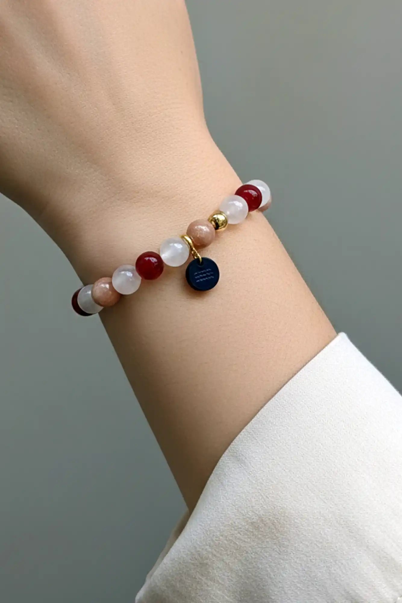 femme portant un bracelet en perles