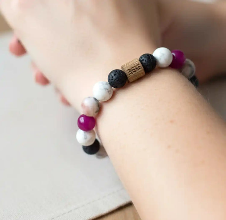 femme portant un bracelet en perles